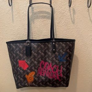 Reversible City Tote With Horse & Carriage Print